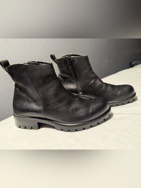 Ecco Black Leather tray tech Women's Ankle Boots with Side Zip
